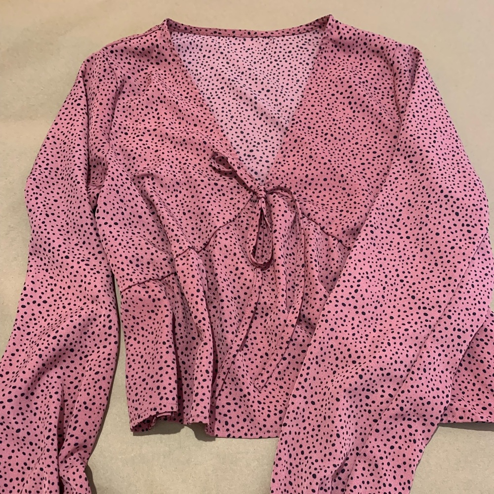 Pink and black polka dot flowey 3/4 sleeve top